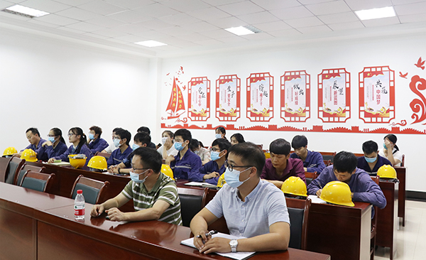 培訓(xùn)現(xiàn)場職工們認真的學(xué)習(xí).jpg
